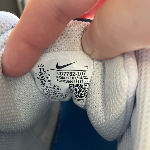 Nike youth basketball shoes EUC - Picture 4 of 5